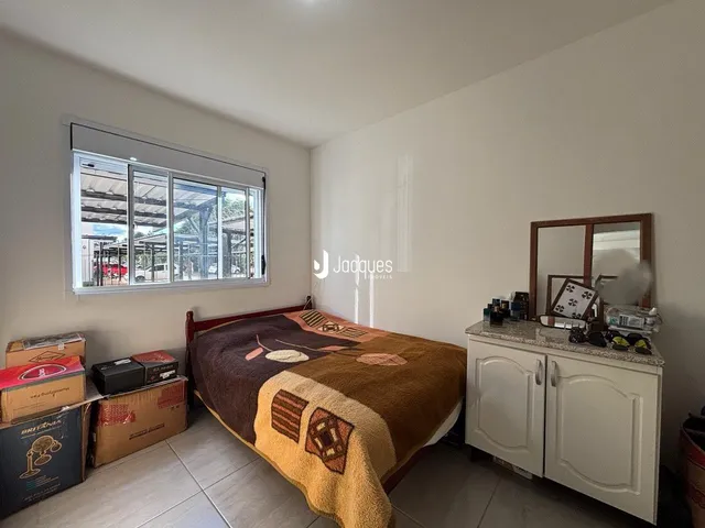Quarto com janela de grande porte na residência.