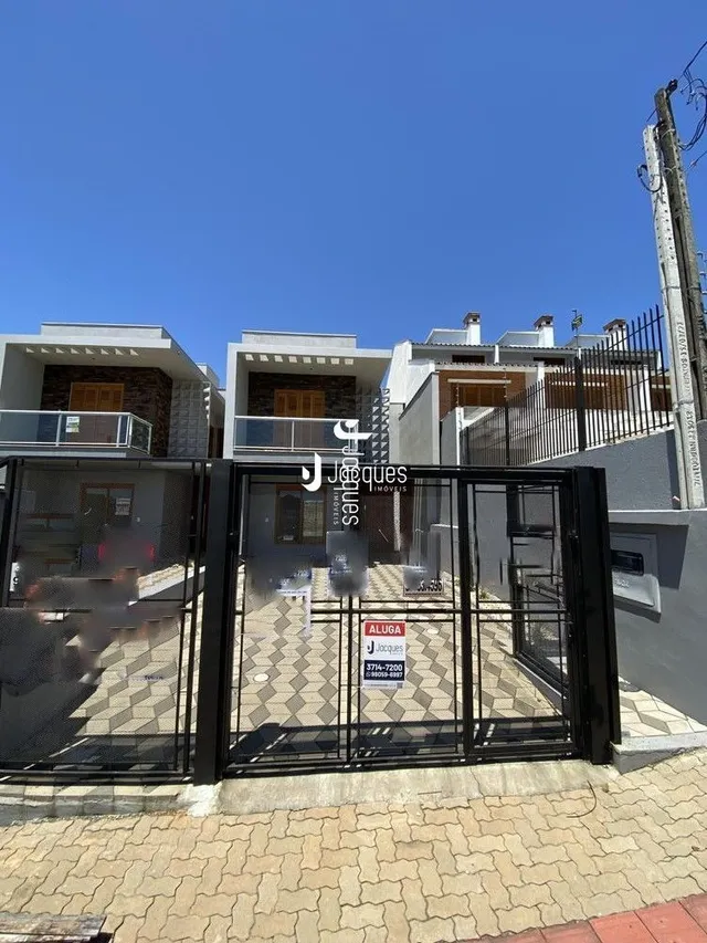 Fachada de uma residência em Lajeado, Brasil, com portão de ferro preta.