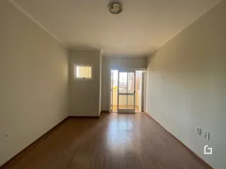 Corredor interno com piso de madeira e porta de acesso.