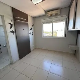 Quarto com piso de cerâmica e ar-condicionado instalado.