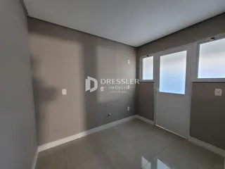 Foto de um corredor interno em um imóvel no Brasil.