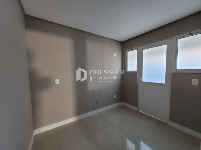 Foto de um corredor interno em um imóvel no Brasil.