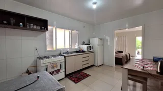 Quarto com cozinha aberta e acesso a outra sala em Lajeado, Brasil.