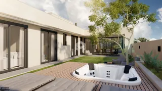 Vista externa de uma residência moderna com deck e jacuzzi no jardim.
