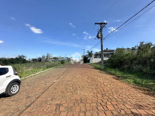 Vista de uma rua pavimentada em Lajeado, Brasil.