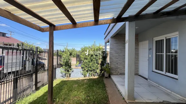Vista da fachada de uma propriedade com cerca e jardim em Lajeado.