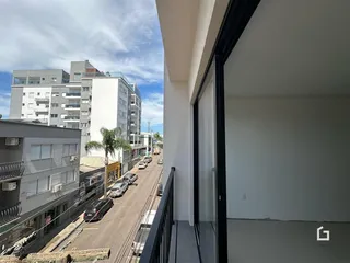 Vista de um apartamento moderno com vista para uma rua em Lajeado, Brasil.