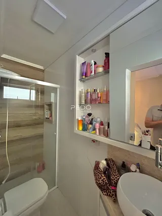 Banheiro com box de vidro e revestimento cerâmico na Lajeado.