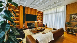 Sala de estar com decoração moderna e painel de madeira.