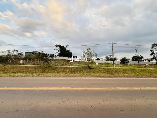 Vista externa de uma propriedade com gramado e cerca em Lajeado.