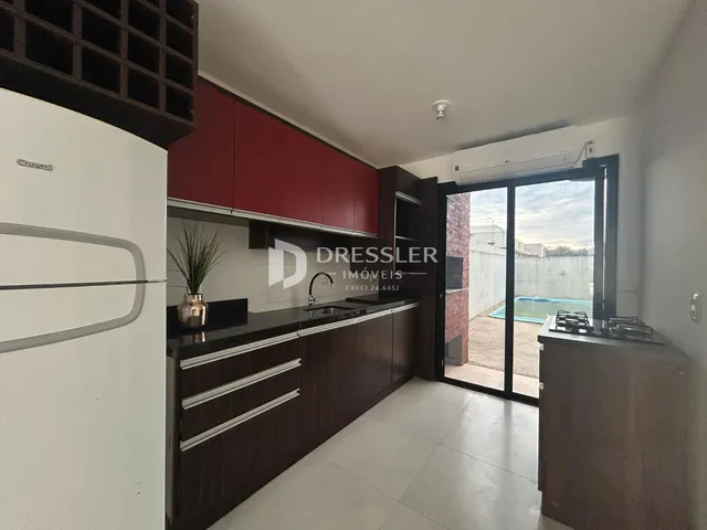 Vista da cozinha moderna com acesso ao quintal.