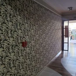 Parede interna com papel de parede estampado em um imóvel em Lajeado.