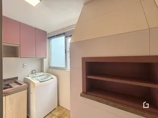 Foto de uma cozinha com armários rosa e piso de cerâmica.