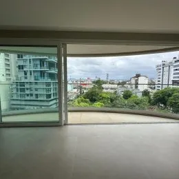Vista externa mostrando edifícios e vegetação na área de Lajeado, Brasil.