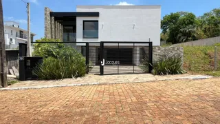 A fachada de uma residência em Lajeado, Brasil, com muro e jardim.