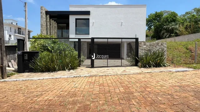 A fachada de uma residência em Lajeado, Brasil, com muro e jardim.