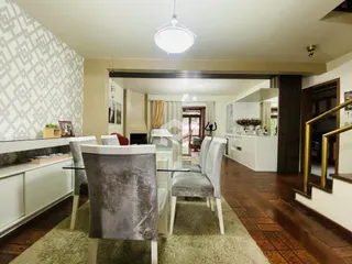 Sala de estar com piso de madeira e móveis de design.