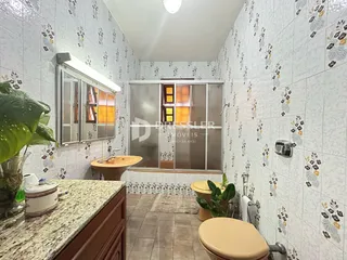 Foto interna de um banheiro com revestimento de azulejos nas paredes.
