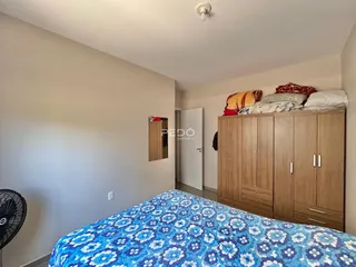 Quarto com cama e guarda-roupa em um apartamento.