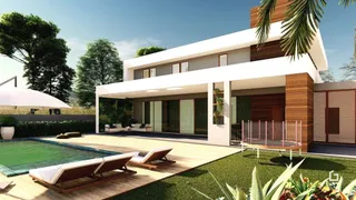 Fachada de casa moderna com piscina e jardim em Lajeado.