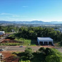 Vista aérea de uma área com vegetação e paisagem urbana em Lajeado.