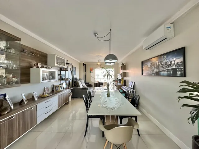Ambiente interno de uma sala de jantar e cozinha em um imóvel no Brasil.