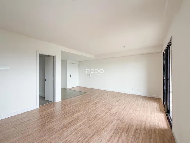 Sala de estar com piso de madeira clara em um imóvel no Brasil.