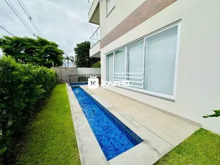 Foto da fachada de uma casa com piscina e jardim em Lajeado, Brasil.