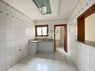 Interior com paredes e piso brancos revestidos de azulejos