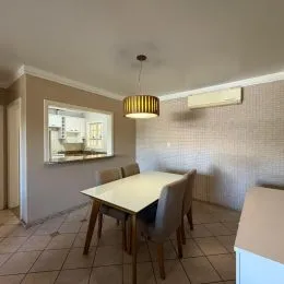 Foto interna de uma sala com mesa e cadeiras em um imóvel.