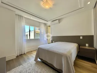 Quarto com janela e cama em um apartamento.