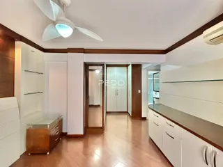Hall de entrada com piso de madeira e armários embutidos.