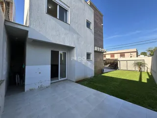 Fachada de uma casa moderna em Lajeado, Brasil, com jardim gramado.