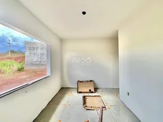Interior de uma sala em construção com vista para o exterior.