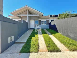 Fachada de uma casa em Lajeado, Brasil, com jardim e caminho de concreto.