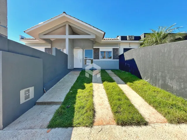 Fachada de uma casa em Lajeado, Brasil, com jardim e caminho de concreto.