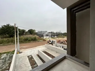 Vista externa de uma construção em Lajeado, Brasil, mostrando estruturas de concreto e área externa.