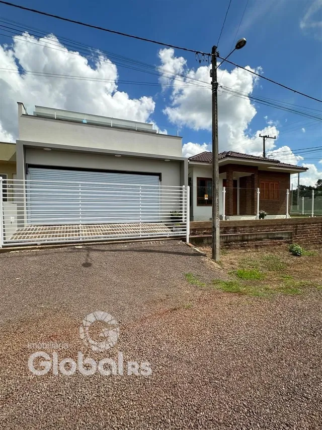 Fachada de uma residência com garagem e cerca em Lajeado, Brasil.