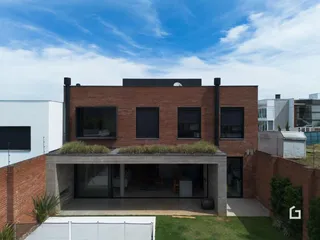 Fachada de uma residência em Lajeado, Brasil, com alvenaria de tijolos aparentes.