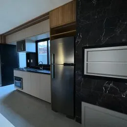 Foto de uma cozinha moderna com armários e geladeira de aço inoxidável.