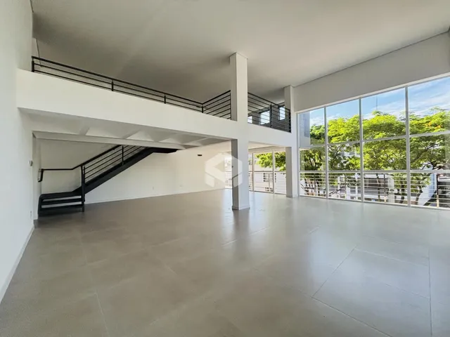 Espaço amplo com pé direito alto e vista para o exterior.