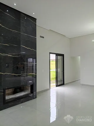 Sala de estar com parede de mármore escuro e piso brilhante.