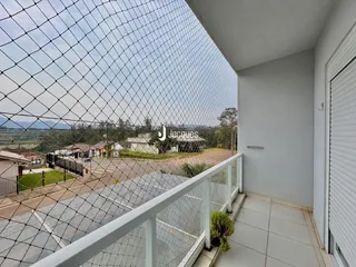 Vista da varanda com cerca de arame.