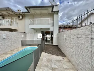 Fachada de um prédio residencial com piscina em Lajeado, Brasil.