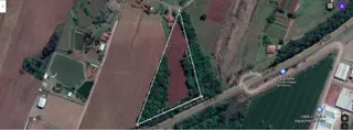 Vista aérea de uma propriedade rural com áreas de vegetação e água.