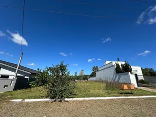 Fachada de uma residência em Lajeado, Brasil, com área externa gramada.