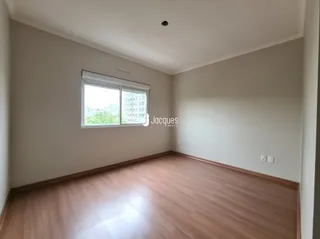 Foto de um ambiente interno com piso de madeira.