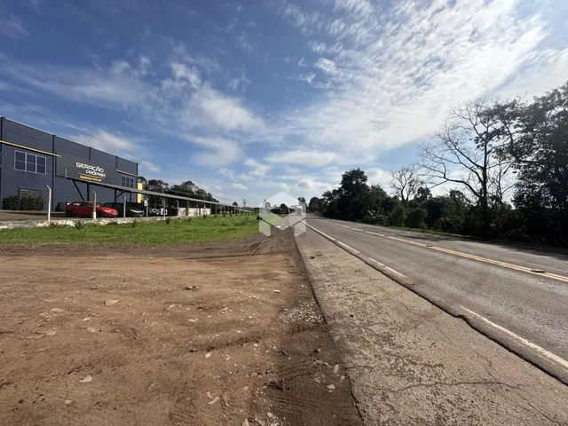 Vista externa de uma propriedade em Lajeado, Brasil, mostrando uma estrada e um prédio industrial.