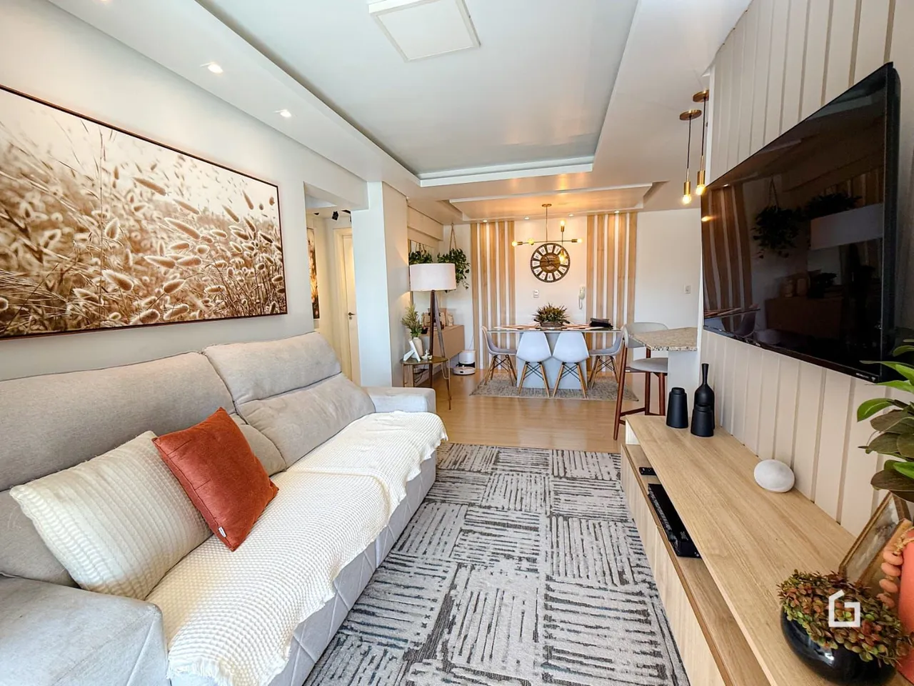 Sala de estar com sofá e decoração moderna em uma residência no Brasil.
