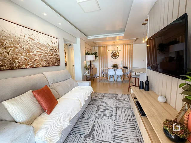 Sala de estar com sofá e decoração moderna em uma residência no Brasil.